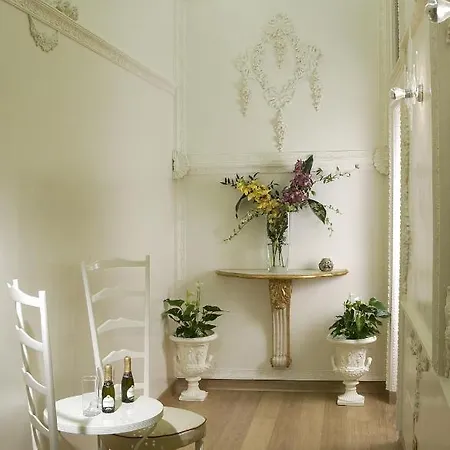 Suites Rome Pensionat 4*